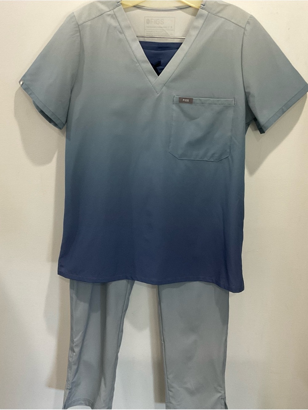 FIGS Women's Ombre V-Neck Scrub Top - Blue Gradient